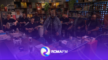 Péricles leva o samba e o pagode para o palco do Tiny Desk Brasil em apresentação intimista