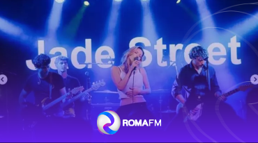 Filha de Chris Martin e Gwyneth Paltrow sobe ao palco e surpreende ao cantar em show